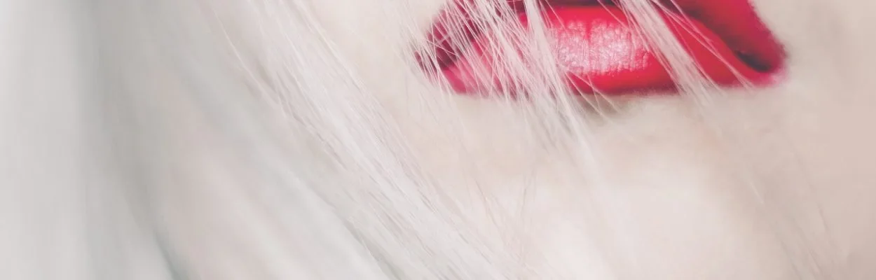 Gros plan sur une bouche avec du rouge à lèvre et des cheveux avec une coloration en blond arctique | JeFaisMaCouleur.fr